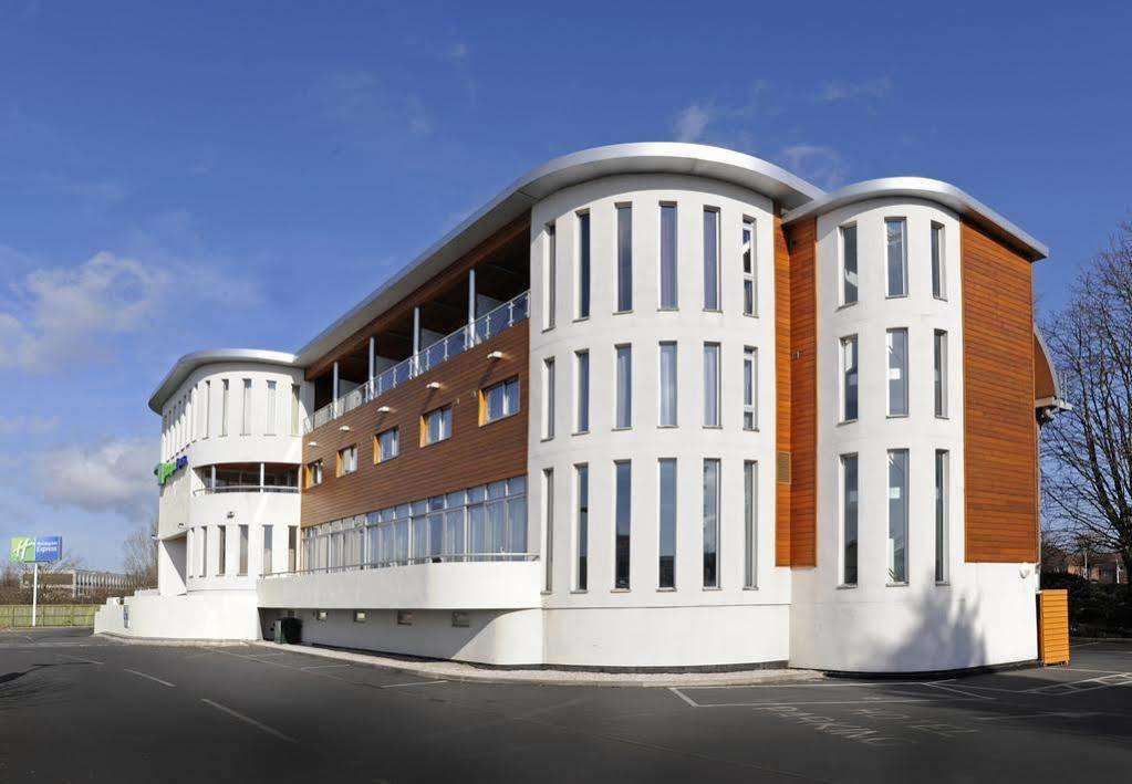 Holiday Inn Express Crewe, An Ihg Hotel Exteriör bild